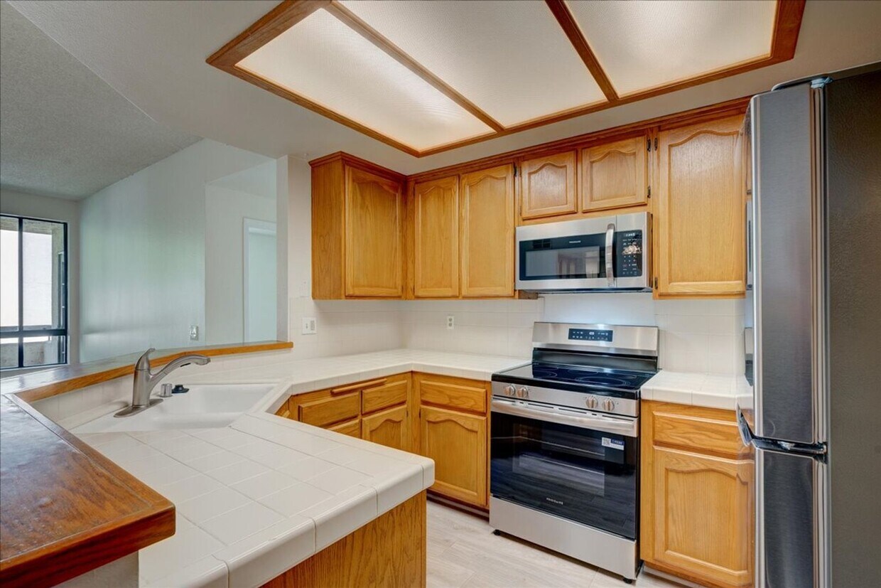 Foto principal - Resort Like Living 2 Master Suites For Lease