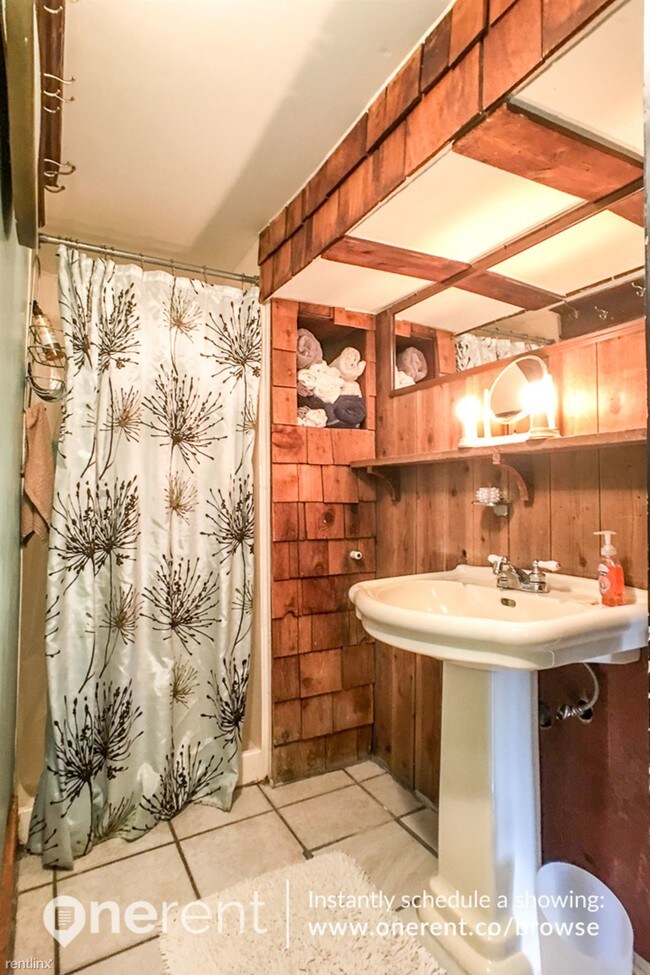 Building Photo - 44 Roscoe St