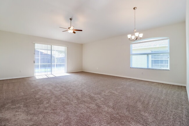 Foto del edificio - 1243 Maximilian Dr