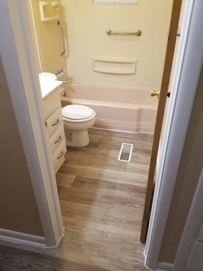 Building Photo - 2 bed/1 bath duplex $750/month plus utilities
