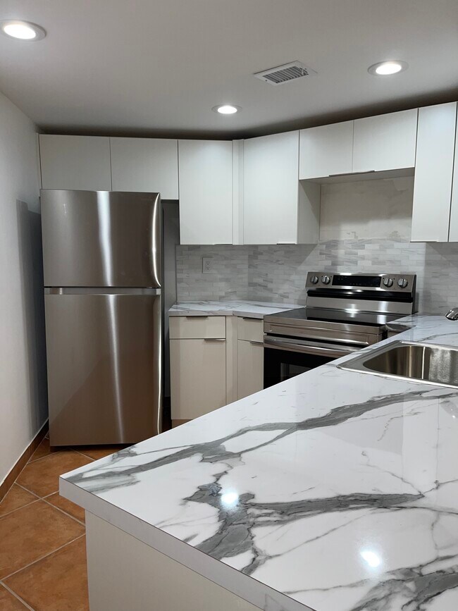 Building Photo - 9447 Fontainebleau Blvd