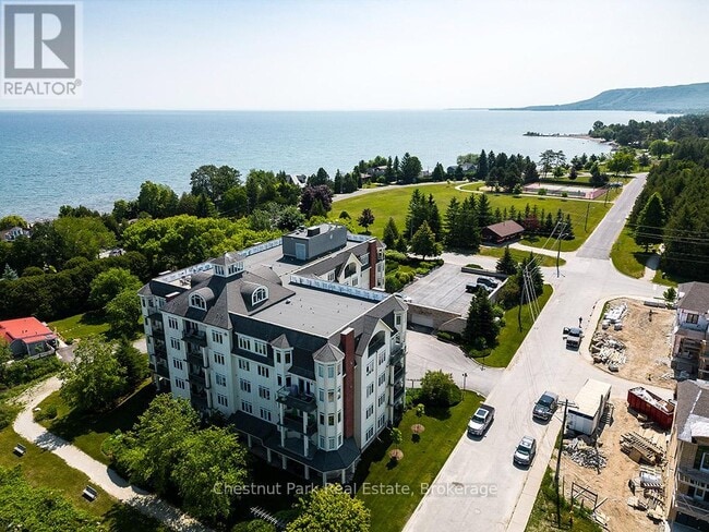 Photo du bâtiment - 10 Bay St E