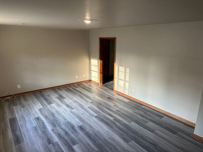 Building Photo - Available Now! 3-Bed, 1-Bath Home in central Springdale + Garage and Large, Fence-In Backyard!