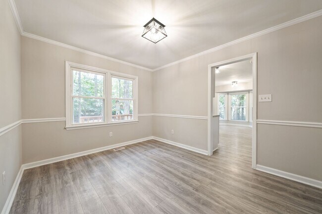 Building Photo - Available Early March - Renovated 3 bed, 2...