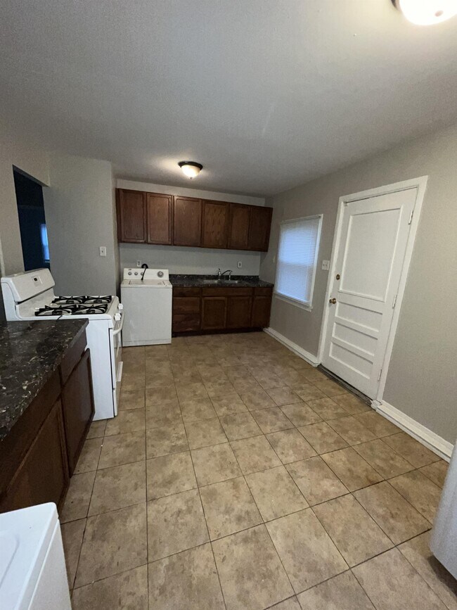 Foto del edificio - 7808 Beech Ave