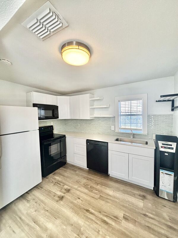 Foto del edificio - 2308 Britton Ave