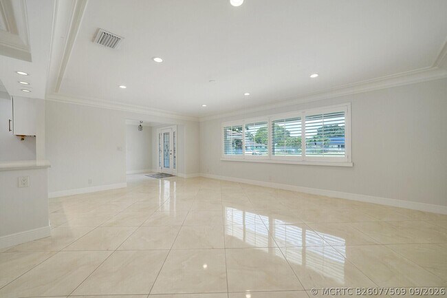 Building Photo - 408 S Country Club Dr