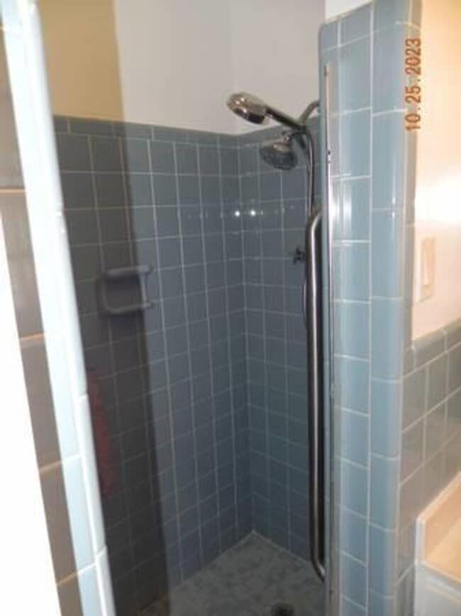 Building Photo - 819 N Highland Dr