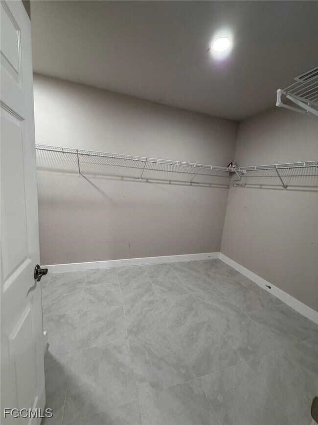 Building Photo - 1304 NE 9th Pl