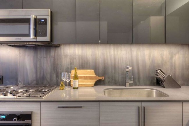 Building Photo - 628 W Division St