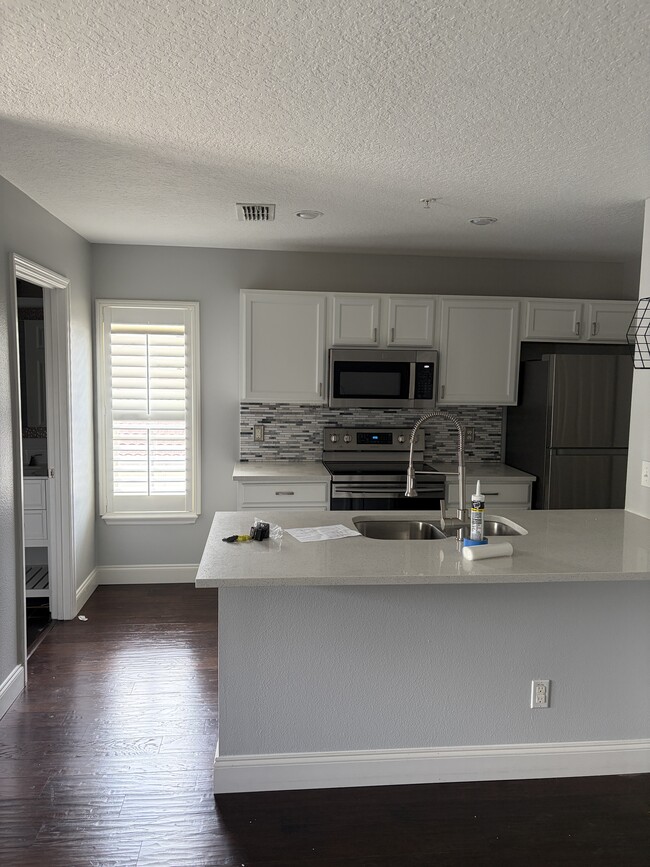Kitchen - 3049 Lindale Ave