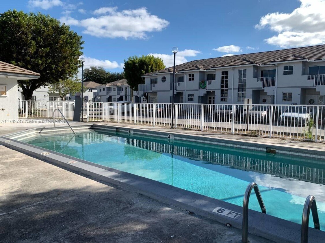 Foto del edificio - 10250 NW 80th Ct