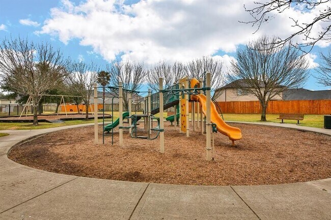 Building Photo - 1907 Wooded Acres Dr