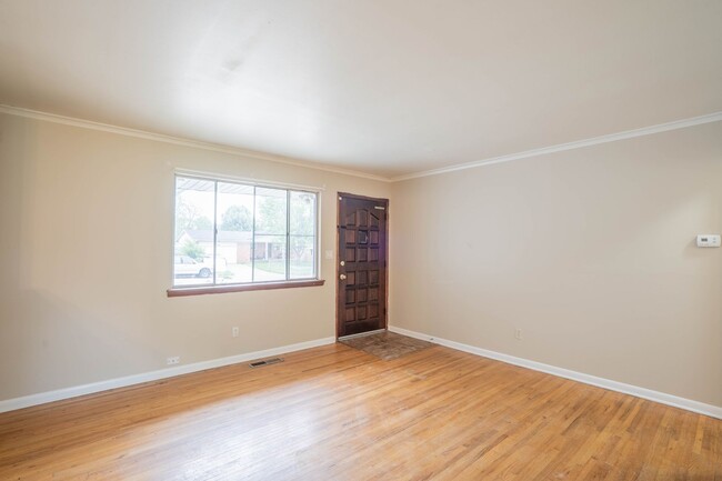 Building Photo - 3 bed/ 1 bath!