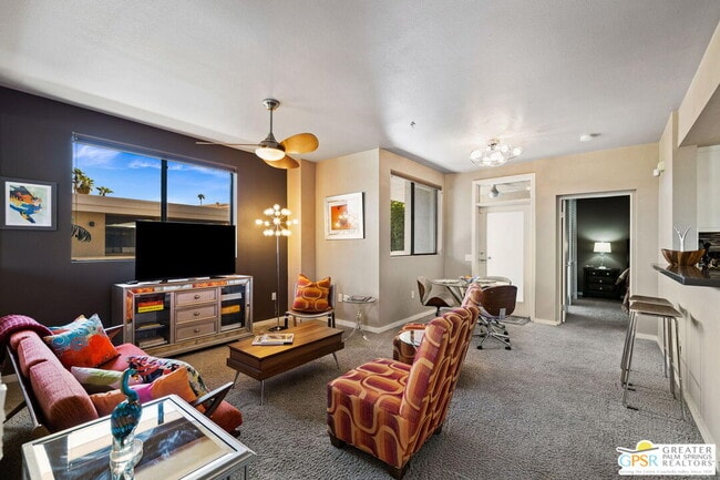 Building Photo - 930 E Palm Canyon Dr