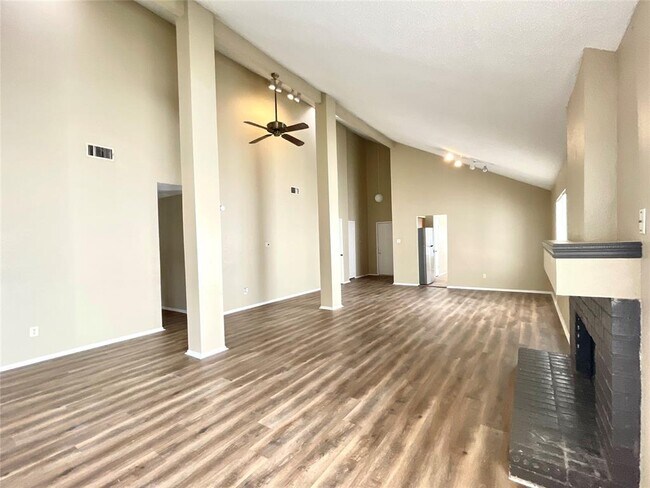 Foto del edificio - 19714 Lake Hollow Ln