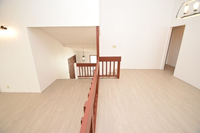 Building Photo - Newtown Estates - SFH Partly Furnished 4 B...