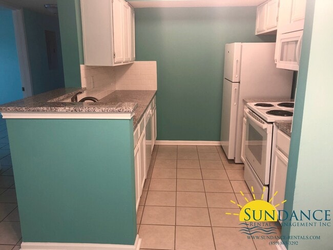 Building Photo - Convenient Destin Living with Community Am...