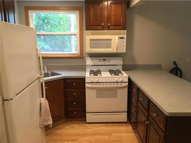 Building Photo - 4920 Ferncroft Dr