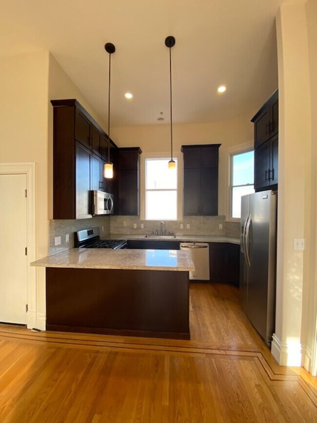 Foto del edificio - Bright and spacious top floor 4br 2ba condo