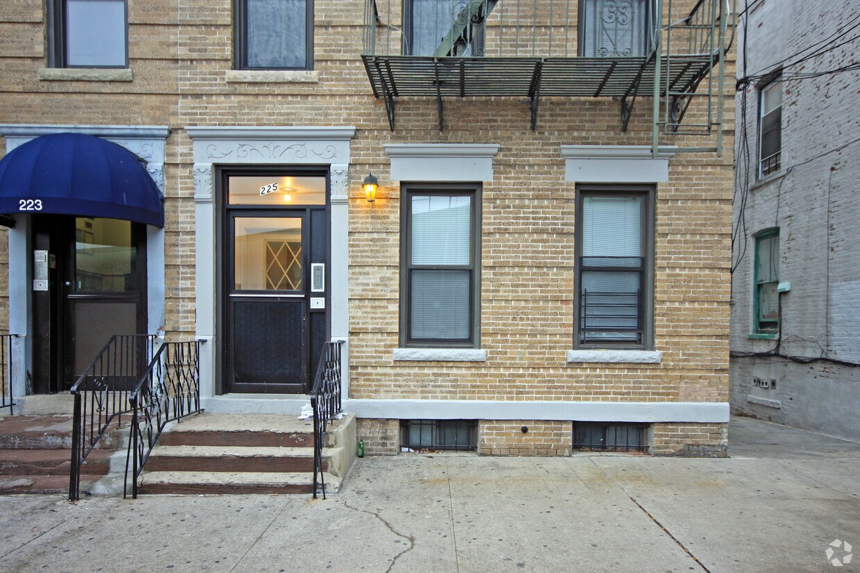 Building Photo - 225 65th St