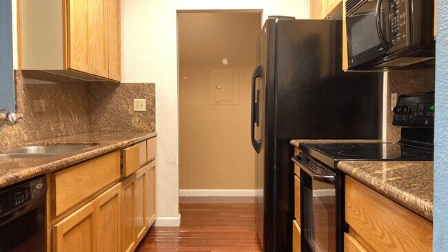 Foto del edificio - Large Terrace near Lake Merritt - In-unit Washer & Dryer