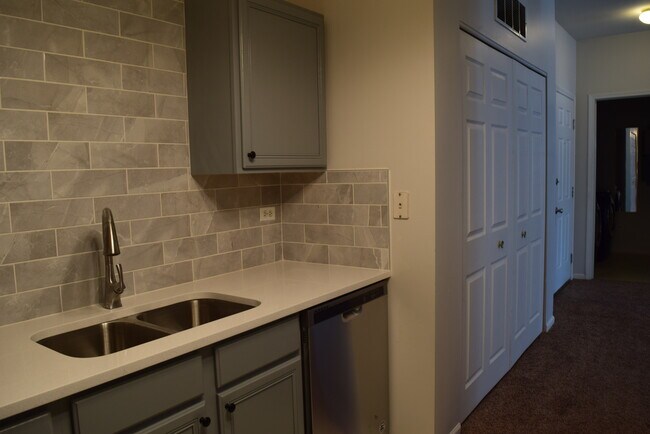 Building Photo - 3243 Stratford Ct