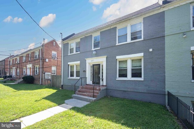 Building Photo - 257 Newcomb St SE
