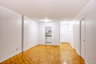 Building Photo - 2400 Av. Van Horne
