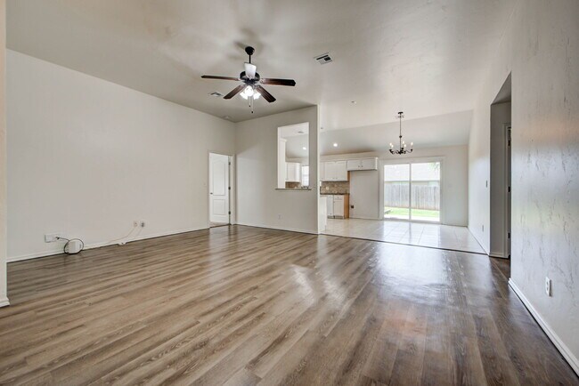 Building Photo - 608 Cavecreek St