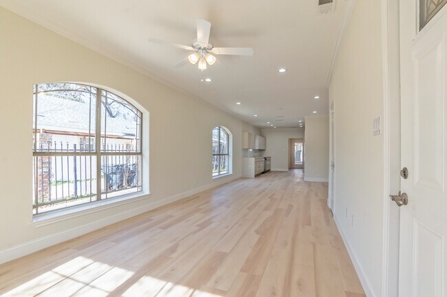 Foto del edificio - Fully Updated 1910 Craftsman in Mount Auburn | 3BD/2BA Near Lakewood