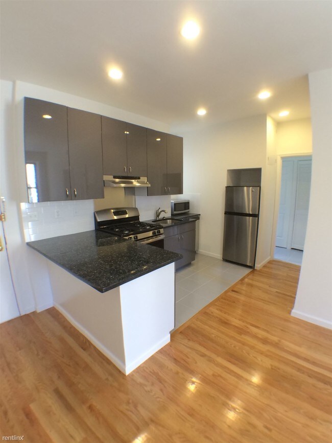 Building Photo - 1 br, 1 bath Apartment - 749 Driggs Ave 07