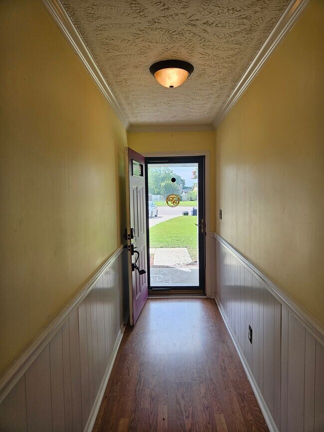 Building Photo - New on Rental Market - 3 bed, 2 bath, full...