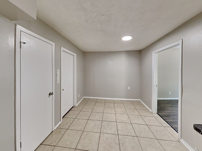 Building Photo - 809 Lochmoor Ln