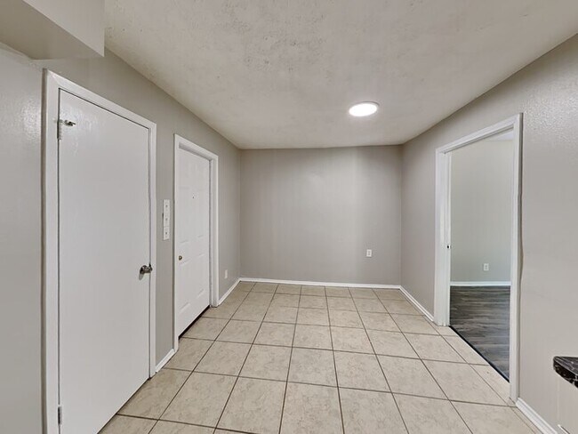 Foto del edificio - 809 Lochmoor Ln