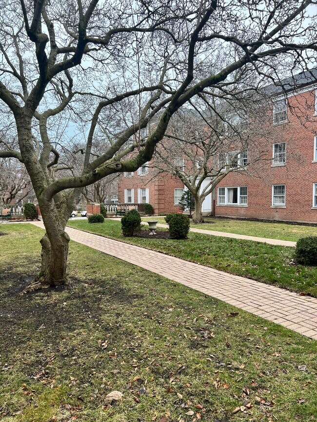 Building Photo - 1408 Hinman Ave