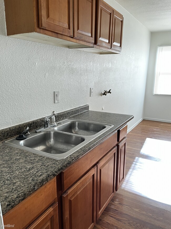 Foto del edificio - 1 br, 1 bath Triplex - 358 Gould Street 358