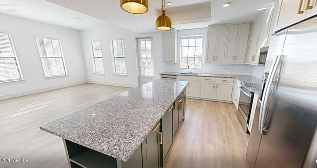 Foto del edificio - 98 S River Dr