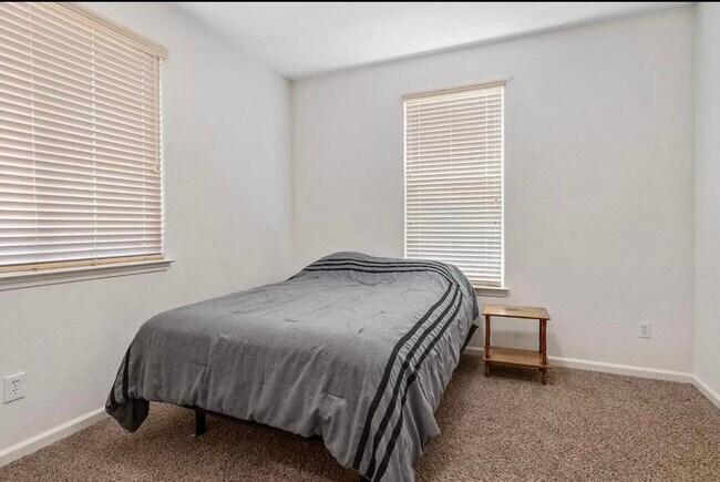 Building Photo - 1730 Dalia Ln