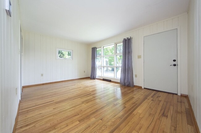 Building Photo - Crestmont Avenue House!