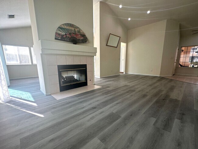 Foto del edificio - Beautifully Updated Single Story 3-Bedroom...