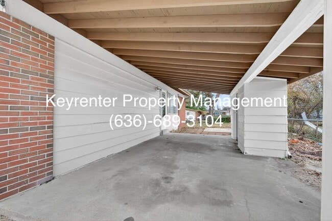 Building Photo - 900 Paddock Dr