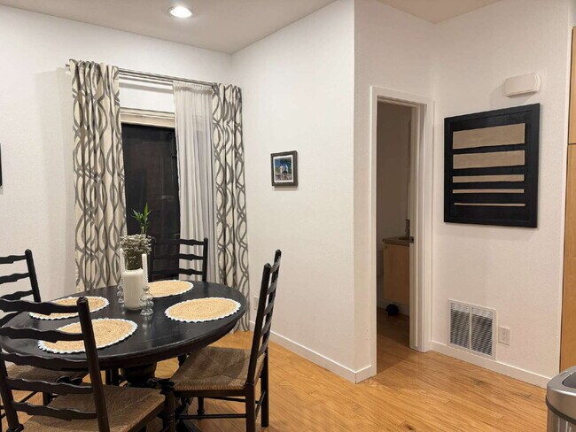 Foto del edificio - "Charming 2-Bed, 3-Bath Urban Retreat with 1,458 Sq Ft in Vibrant Denver!"