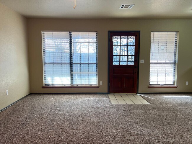 Building Photo - 2 Bedroom Duplex with Move in Special!!