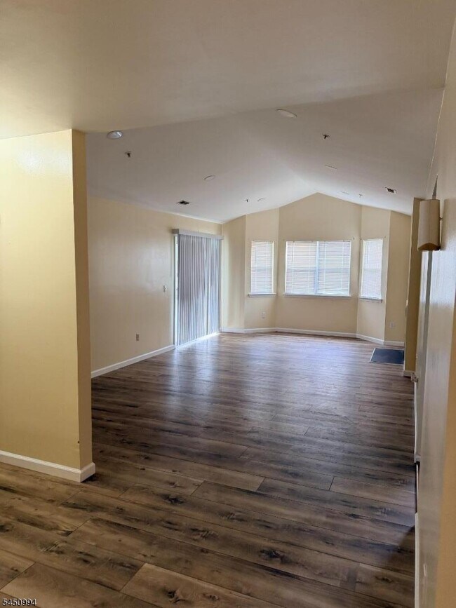 Building Photo - 343 Ventnor Ct