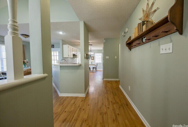 Building Photo - 8 Summerwood Dr