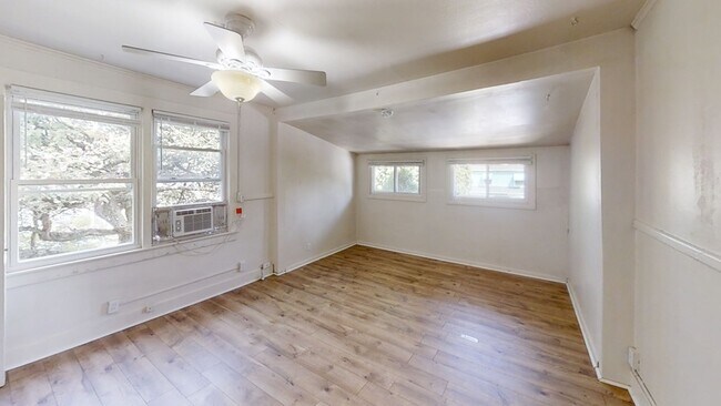 Foto del edificio - 902 Woodlawn Ave