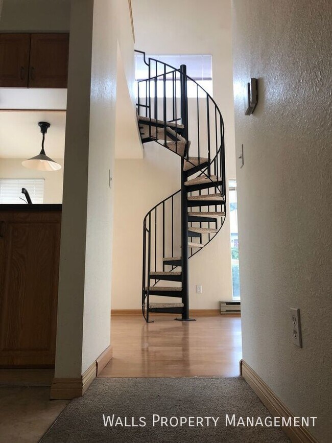 Building Photo - Light Filled Loft in Fremont! - EVN 3