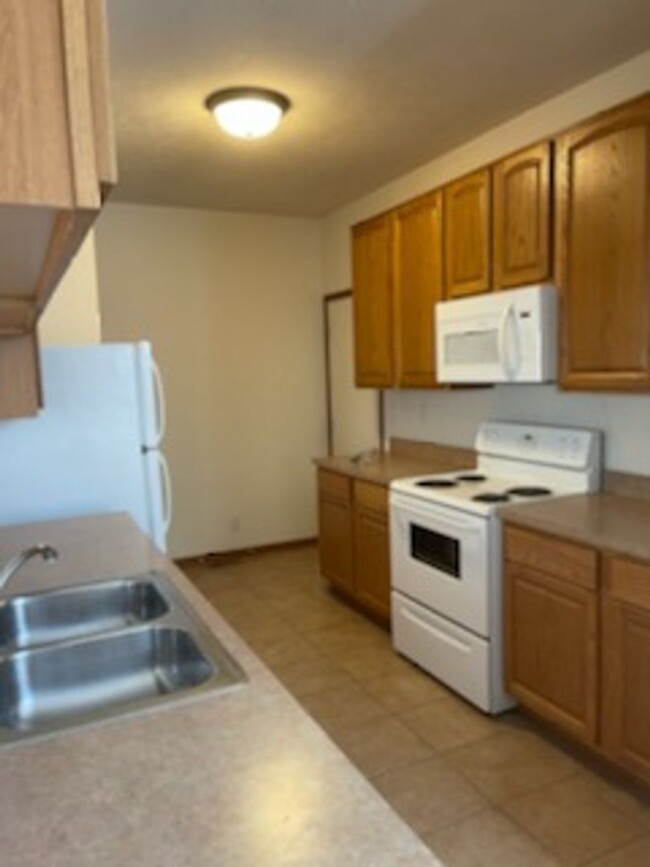 Building Photo - 2 Bedroom 2 bath Condo