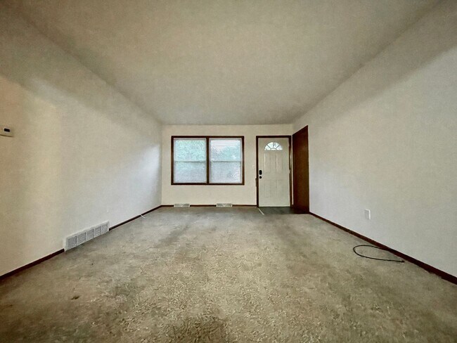 Building Photo - Carriage Hill 1348/1350